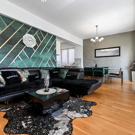 Luxury Experience Center Near With Balcony And Free Garage 아파트