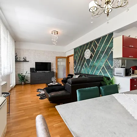Luxury Experience Center Near With Balcony And Free Garage 아파트