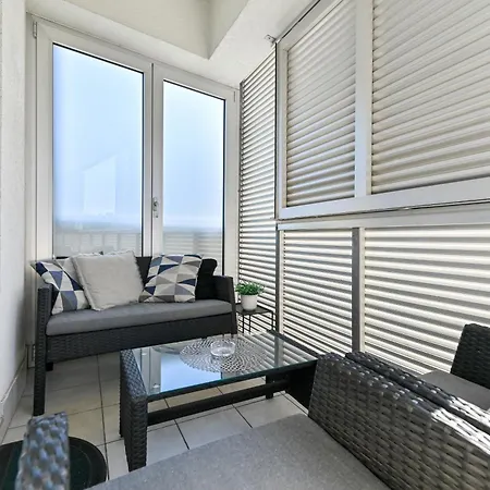 Luxury Experience Center Near With Balcony And Free Garage 아파트 *