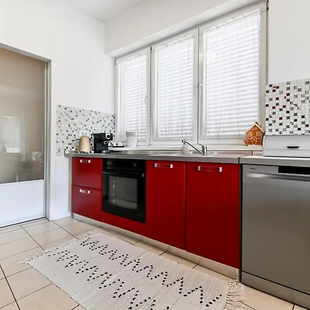 Luxury Experience Center Near With Balcony And Free Garage 아파트 *