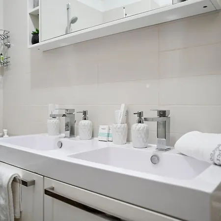Luxury Experience Center Near With Balcony And Free Garage 아파트