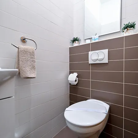 Luxury Experience Center Near With Balcony And Free Garage * 자다르