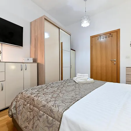 Luxury Experience Center Near With Balcony And Free Garage 아파트 *