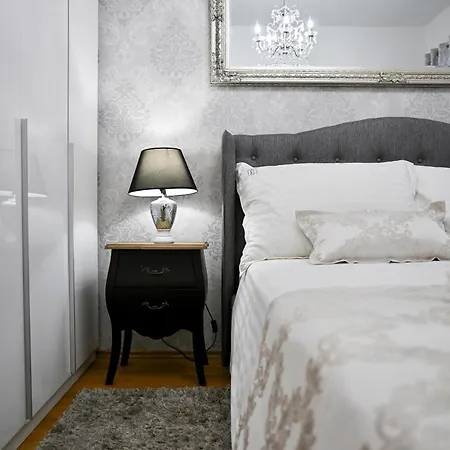 Luxury Experience Center Near With Balcony And Free Garage 아파트 *