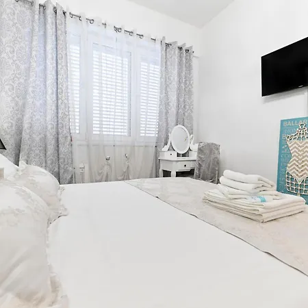 Luxury Experience Center Near With Balcony And Free Garage