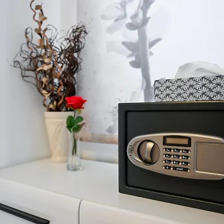 Luxury Experience Center Near With Balcony And Free Garage 아파트